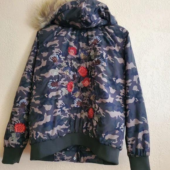 American Rag Cie Floral Camouflage Embroidered Bomber Jacket Faux Fur Hood - Picture 9 of 10